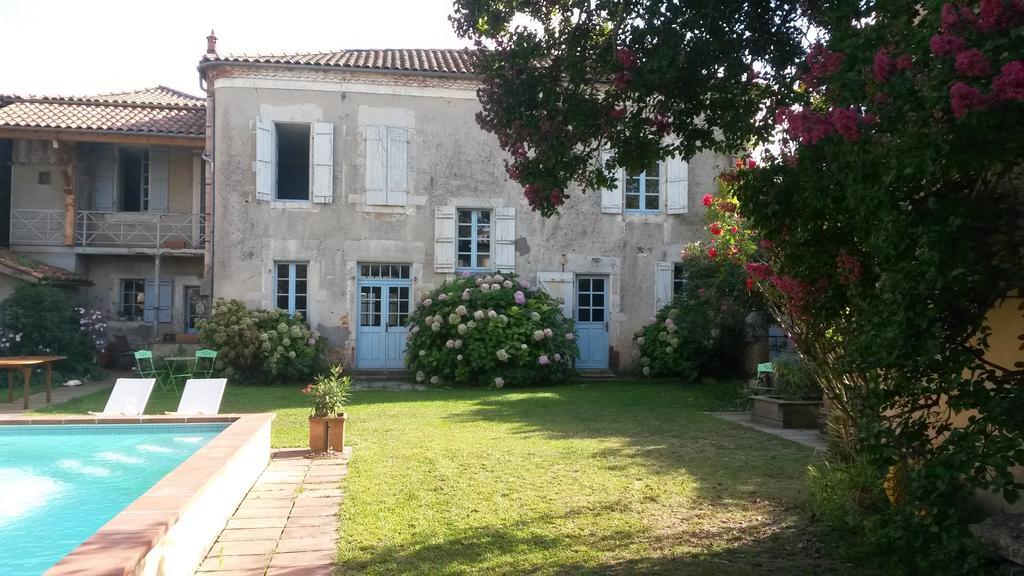 Montaut  Maison Arriu Bed & Breakfast エクステリア 写真